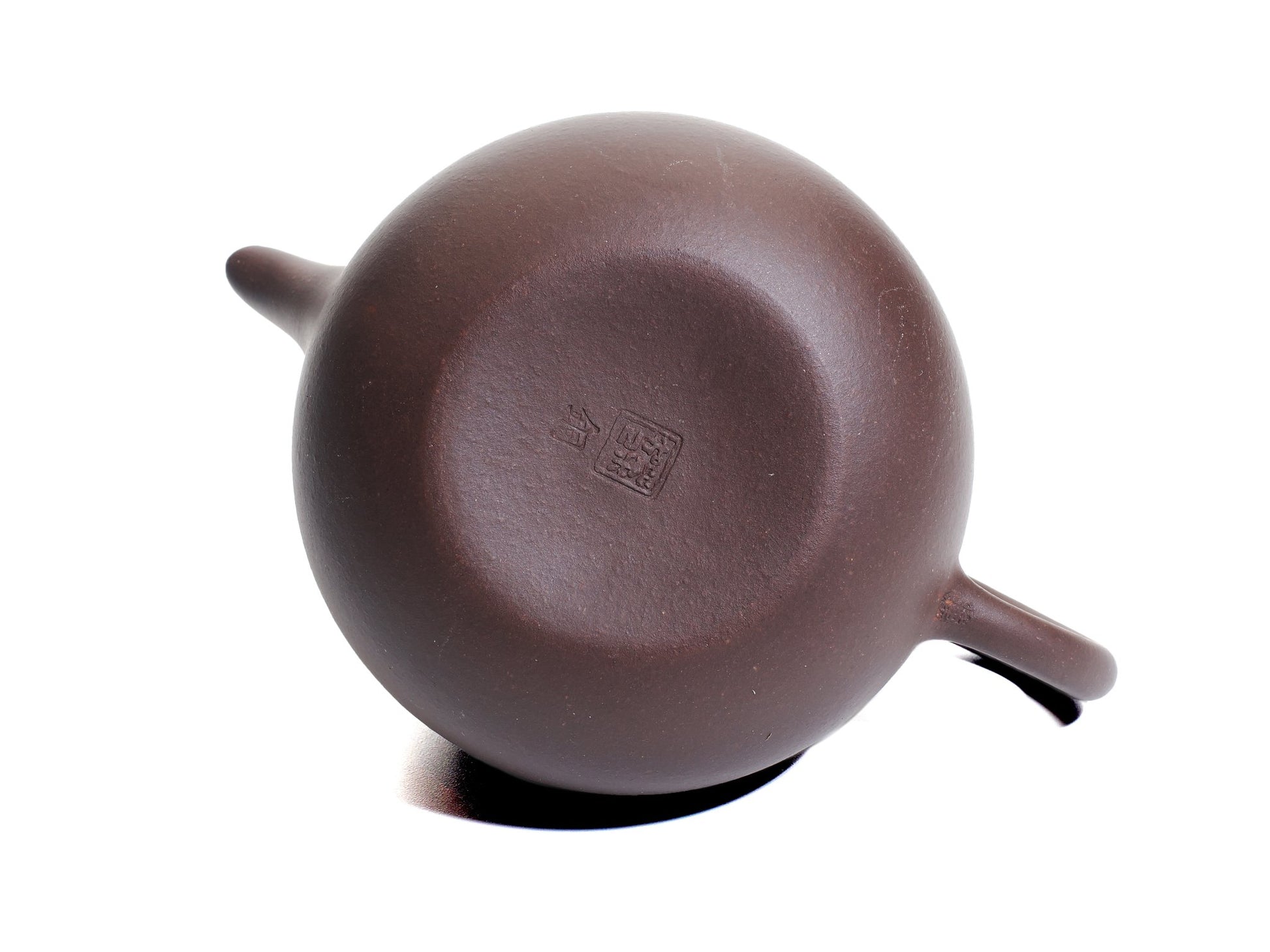 Bottom of the Da Ming Yuan Luo Han teapot showing the maker’s seal on the base.