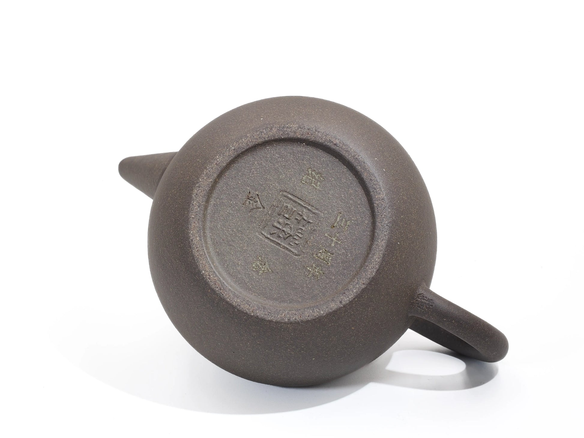 Base of the Gold Grade teapot featuring the "30th Anniversary" engraving and the specific "Gold" (金) character mark.