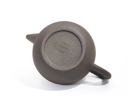 Base of the Gold Grade teapot featuring the "30th Anniversary" engraving and the specific "Gold" (金) character mark.