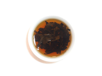 Steeping Yongchun Shui Xian leaves showing liquor color and leaf shape