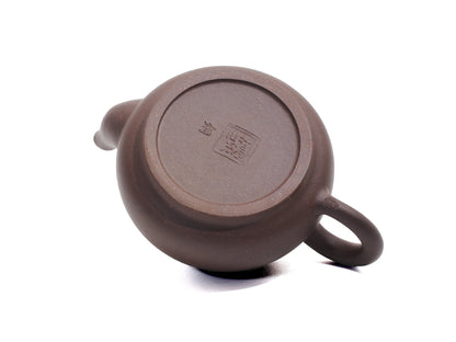 Bottom of Wu Yun Yixing teapot showing clay stamp and foot ring