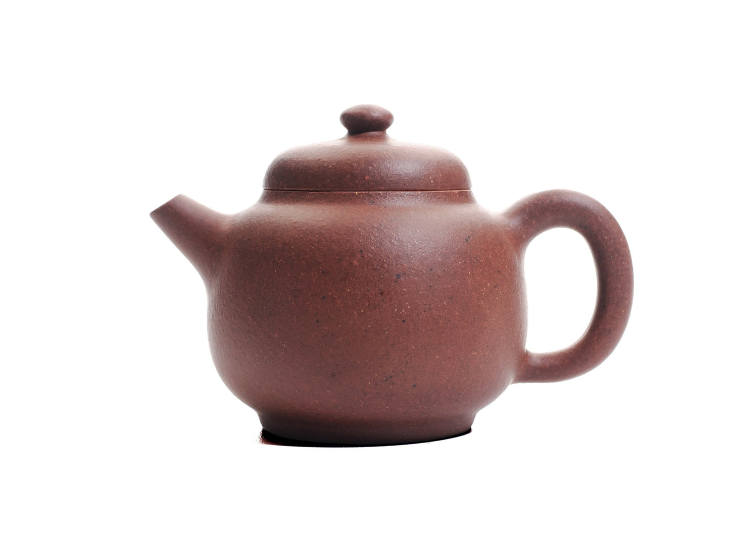 Side profile of the Xiao Da Bin Yixing teapot showing the curved body and handle crafted from diamond‑grade purple clay.