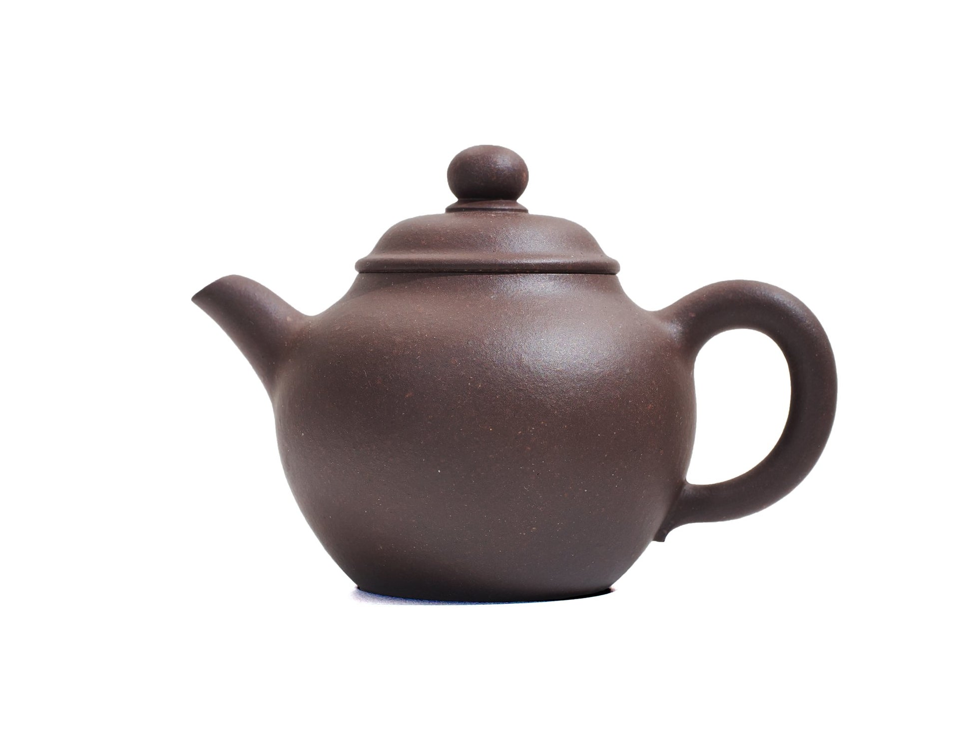 Side view of Yi Gong Qiu Shui Yixing teapot, 50ml bronze-grade purple clay