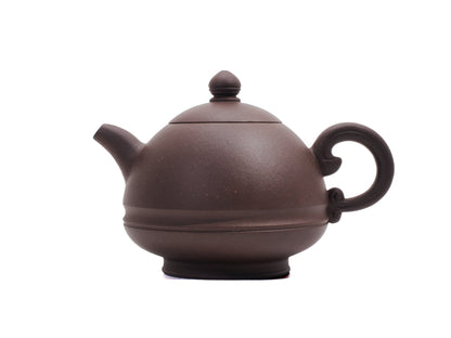Side view of Yu Li Yixing teapot showing classic proportions and round body