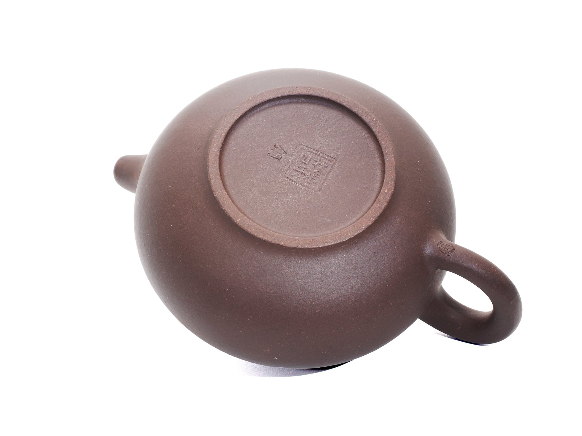 Bottom view of the Yun Tong Hu teapot displaying the potter’s seal stamped on the base and the recessed foot.