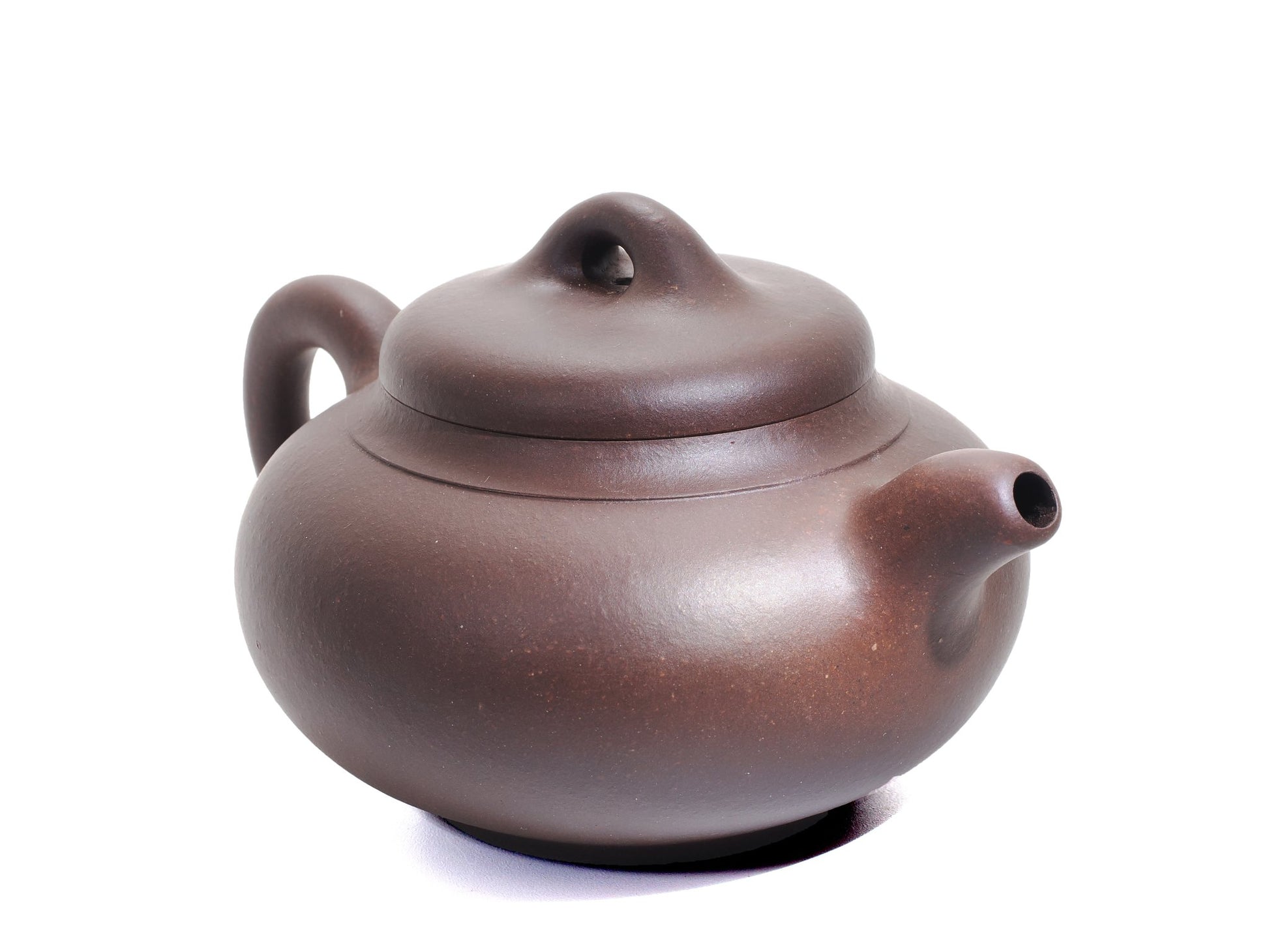 Angled front‑left view of the Yun Tong Hu teapot with ring‑knob lid and rounded body.